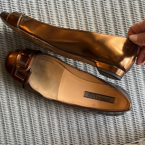 Anne Klein gold/bronze slip on, 7.5 - Picture 2 of 7